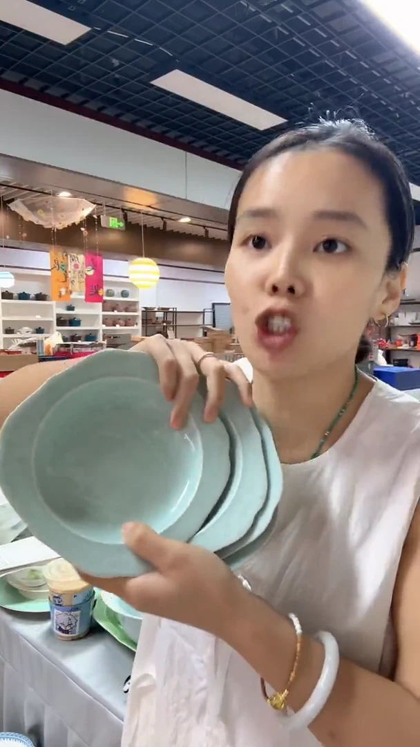 瓷片四个影青瓷浮雕的盘子