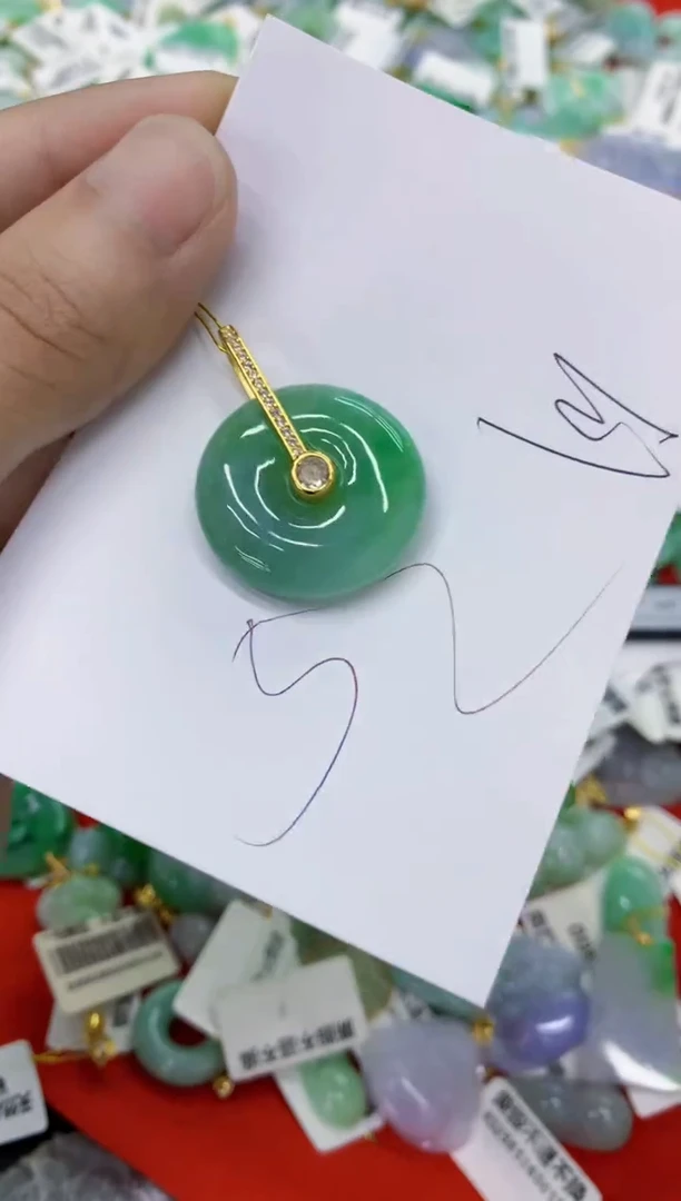 翡翠挂件未镶嵌翡翠
