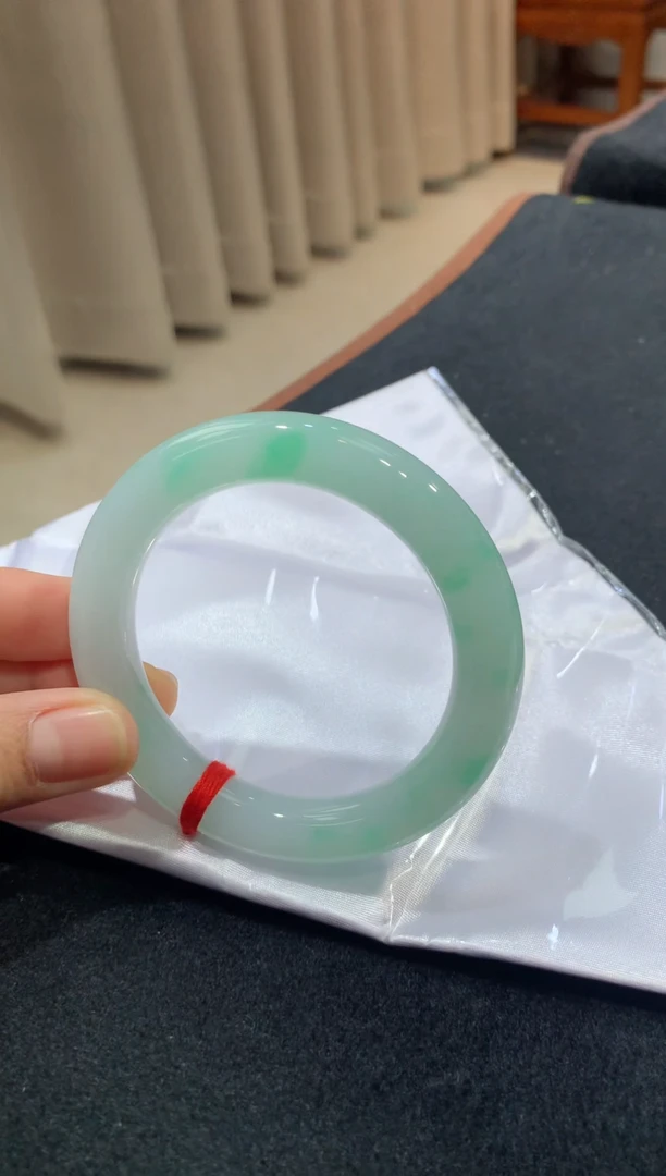 【闪购商品】翡翠手镯未镶嵌飘绿翡翠手镯