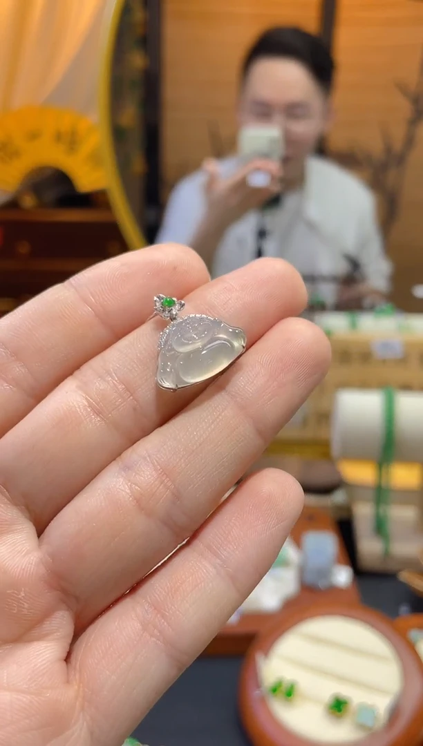 翡翠18K金镶嵌颈饰佛公