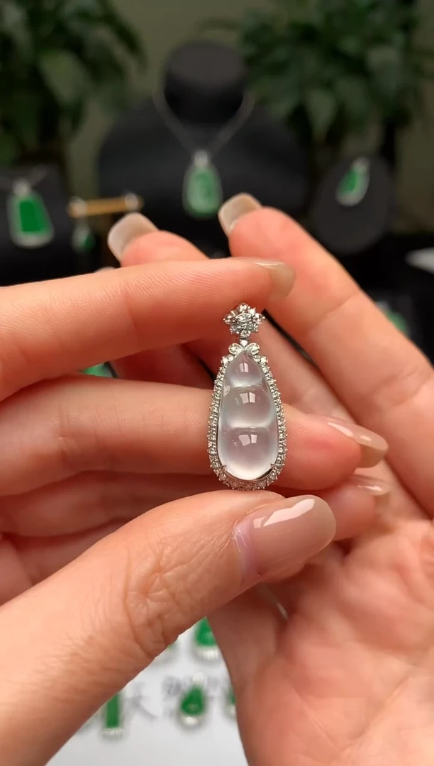 颈饰18K金镶嵌翡翠福豆