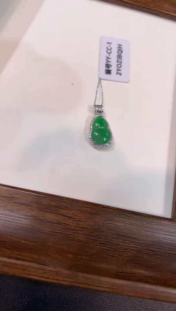 颈饰18K金镶嵌翡翠葫芦