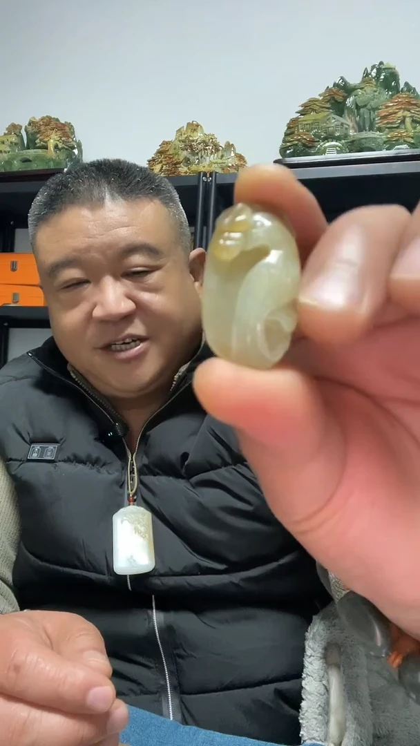 吊坠(赠链)未镶嵌和田玉鹦鹉雕刻吊坠