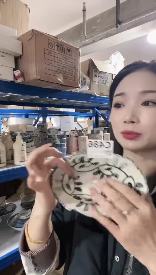 【闪购商品】瓷片日本进口瓷器唐草四足钵C486