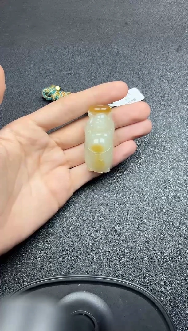 吊坠(赠链)未镶嵌和田玉且末金山微色差吊坠
