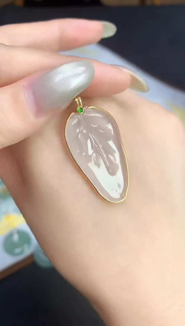 颈饰18K金镶嵌翡翠2025110701