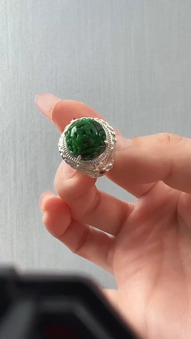 颈饰未镶嵌翡翠戒指