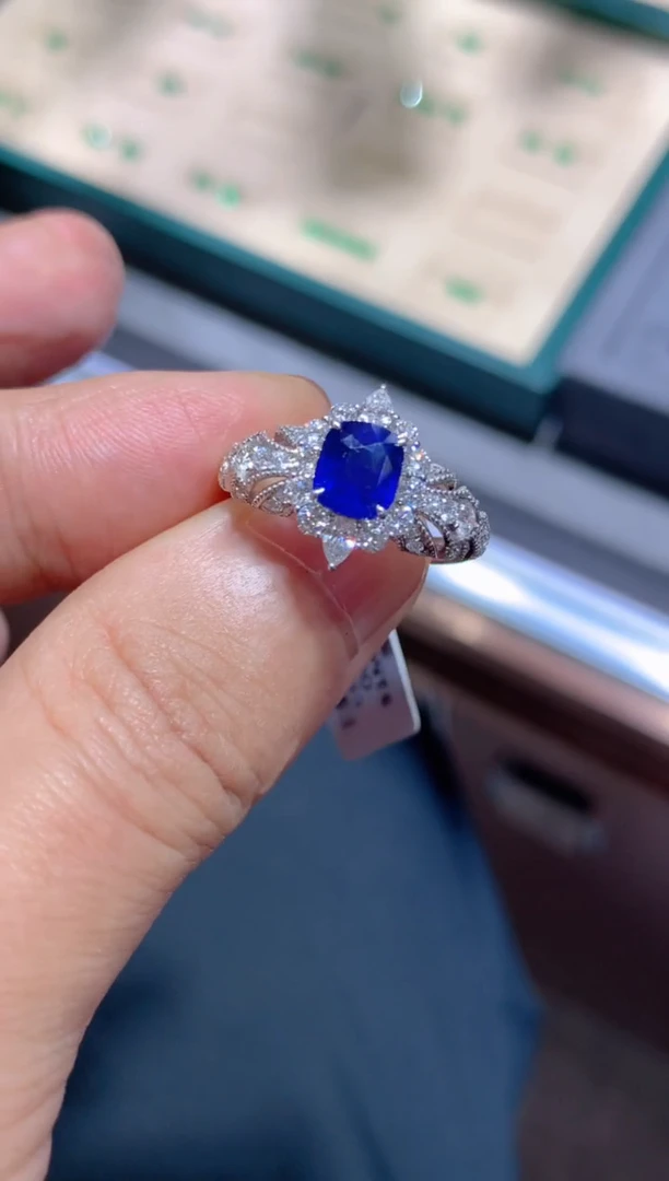【闪购商品】蓝宝石戒指18K金镶嵌1.25CT