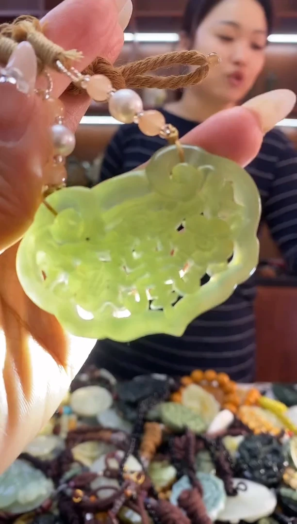 未镶嵌岫玉吊坠