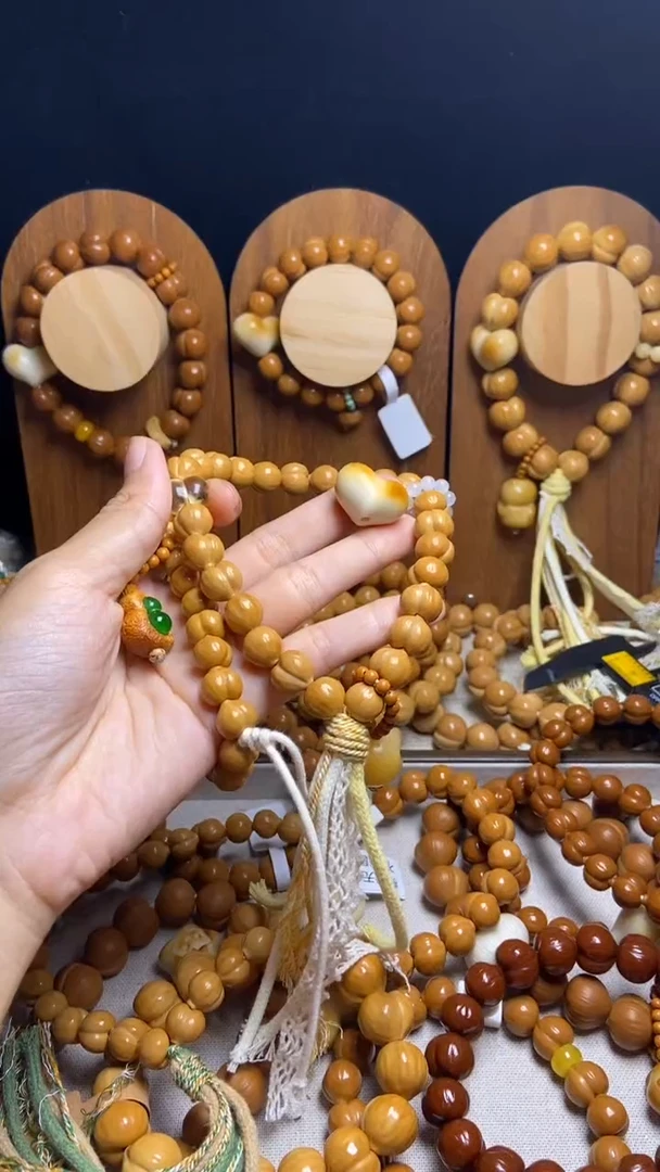 手串猴头核桃A****.全品小馒头透明爱心加爱心白色跑环柯基吊坠