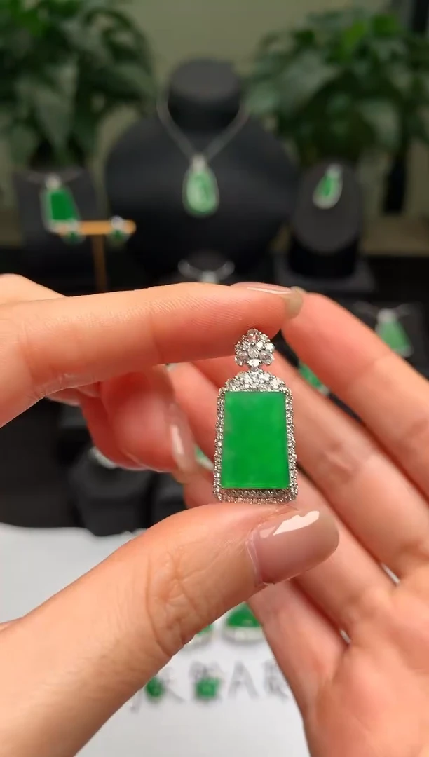 颈饰18K金镶嵌翡翠无事牌