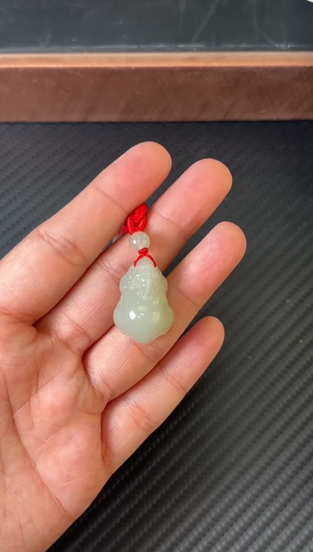吊坠(赠链)未镶嵌和田玉且末微色差近矿k