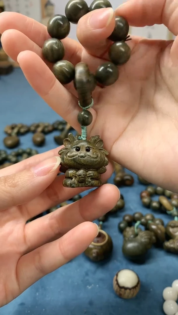 【闪购商品】维腊木（绿檀）把件小吉龙 盘玩件