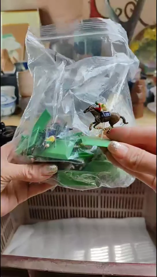 一堆瓷片瓷片瓷片瓷片