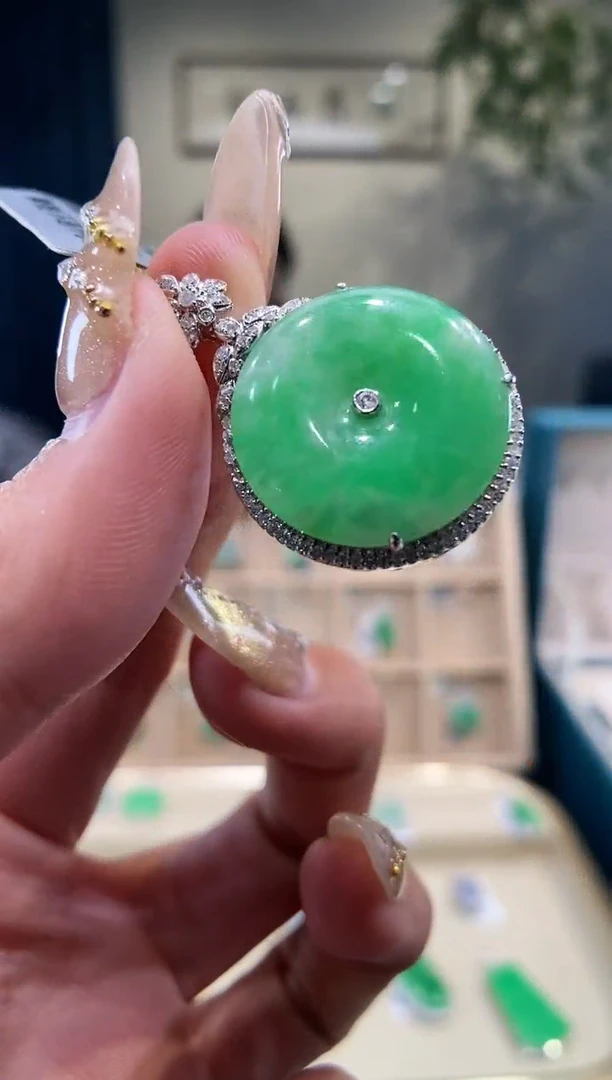 【闪购商品】翡翠吊坠(不含链)18K金镶嵌平安扣