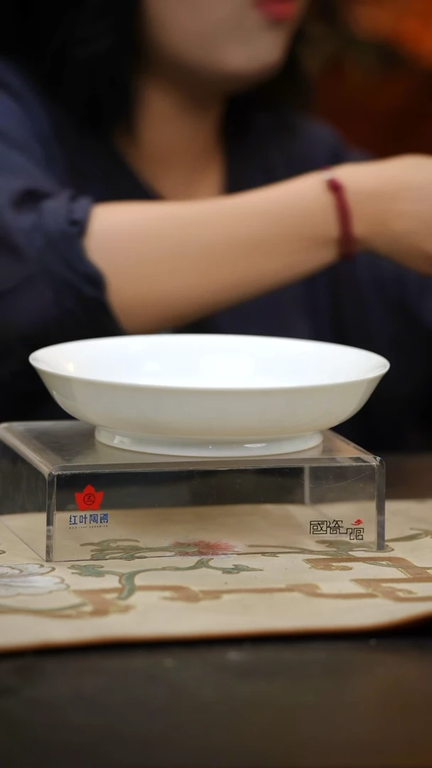 2个微瑕白胎8英寸龙呙盘（无底款）