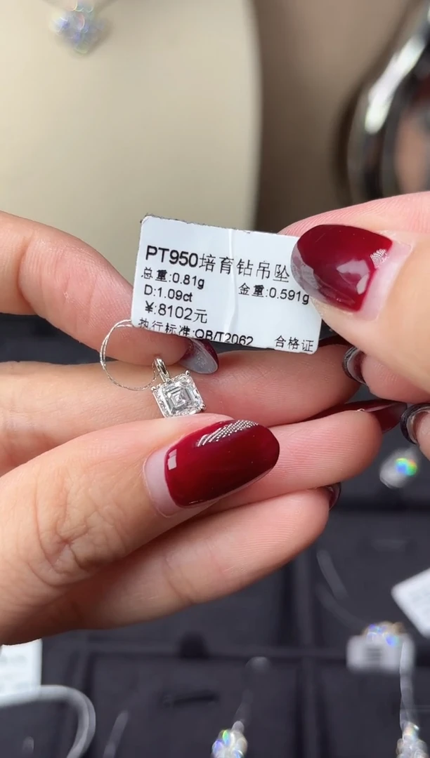 铂Pt950镶嵌颈饰实验室培育钻石吊坠