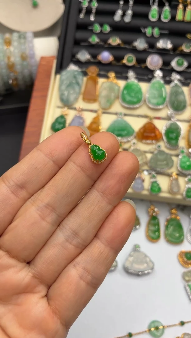 颈饰18K金镶嵌翡翠天然翡翠A货