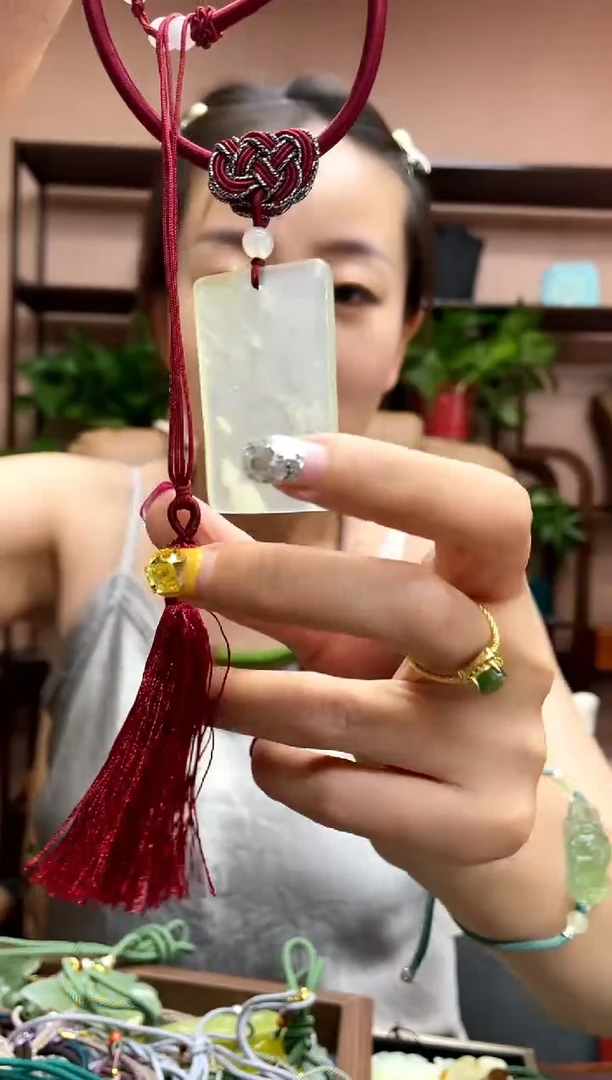 岫玉未镶嵌吊坠·