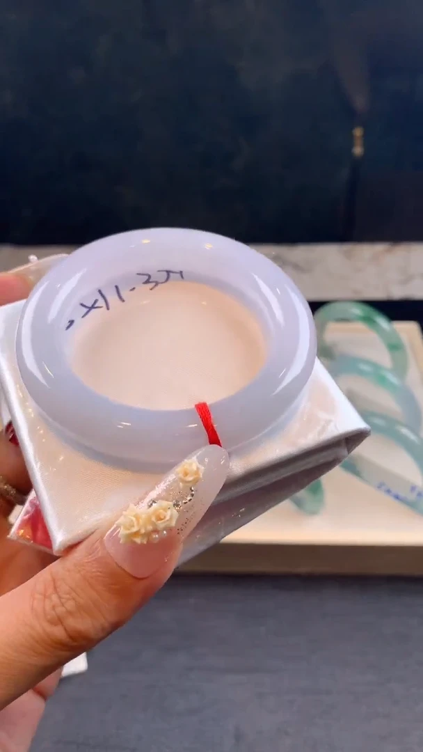 翡翠手镯未镶嵌翡翠手镯