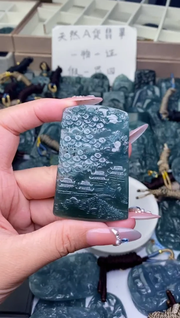 颈饰未镶嵌翡翠
