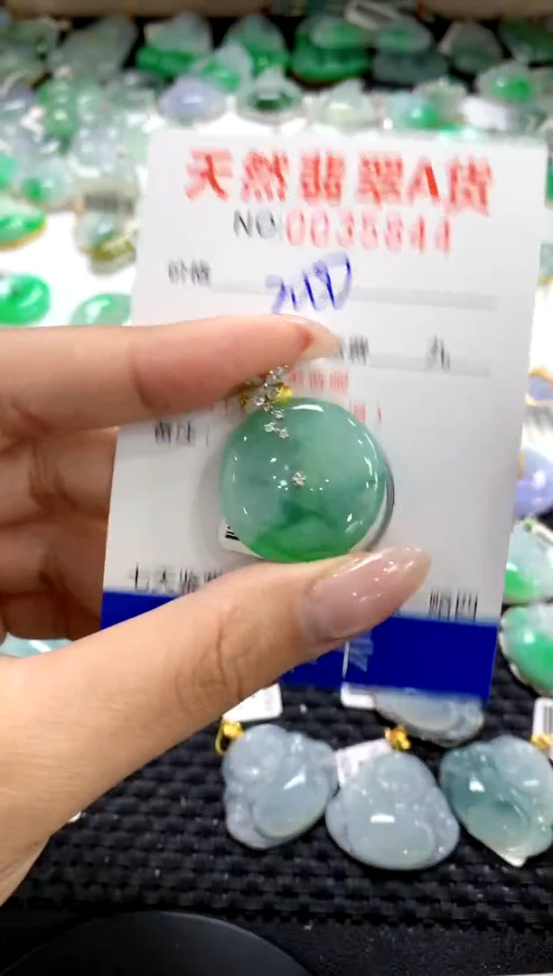 翡翠18K金镶嵌颈饰1111111111111111