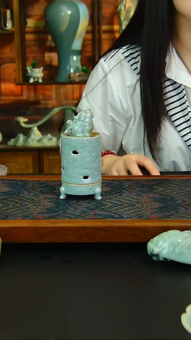 瓷片仿古釉狻猊香炉，全品