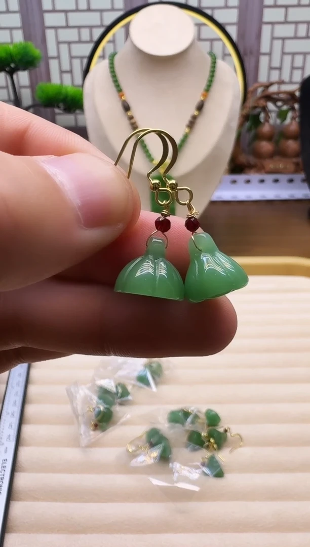 14K金镶嵌和田玉耳饰E59