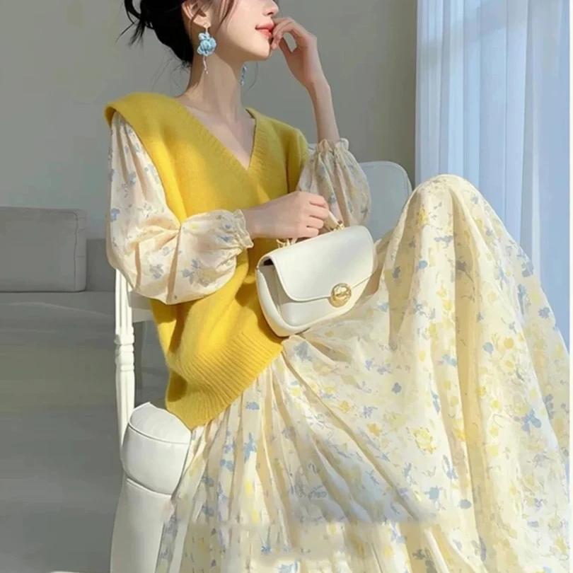 2025开春穿搭套装超火小香风气质黄色碎花连衣裙外搭马甲两件套女