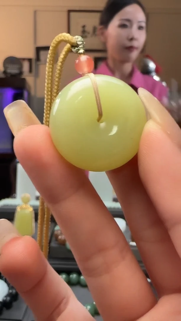 和田玉未镶嵌颈饰黄口平安扣