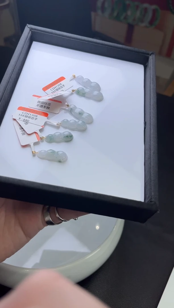 翡翠18K金镶嵌颈饰多样性发一件