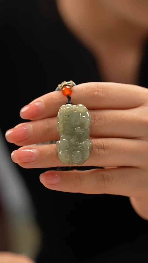 翡翠未镶嵌颈饰貔貅