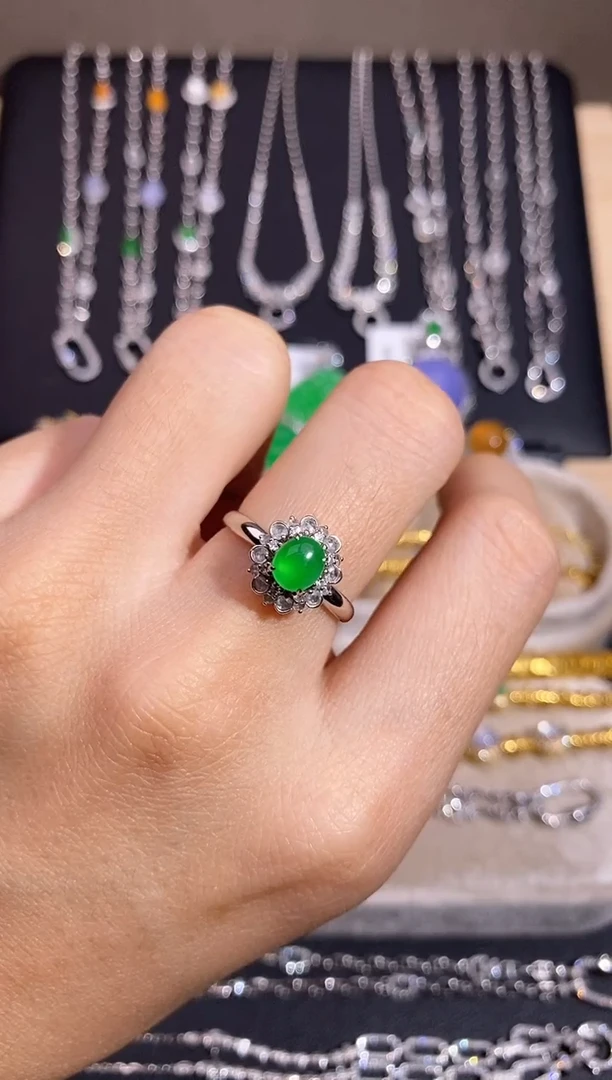 颈饰18K金镶嵌翡翠戒指