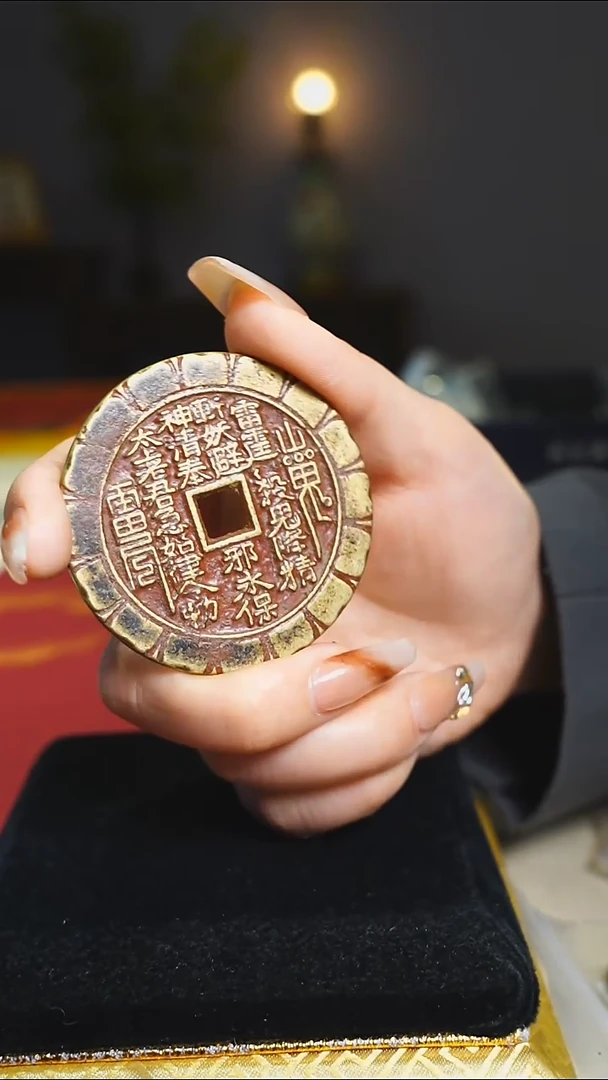 铜元宝纹方孔山花5.4cm/2155