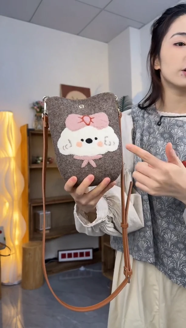 羊毛非遗纯手工包  手机包小狗