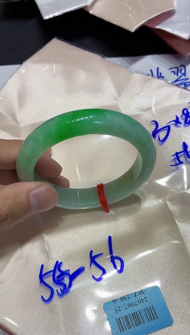 翡翠手镯未镶嵌翡翠手镯