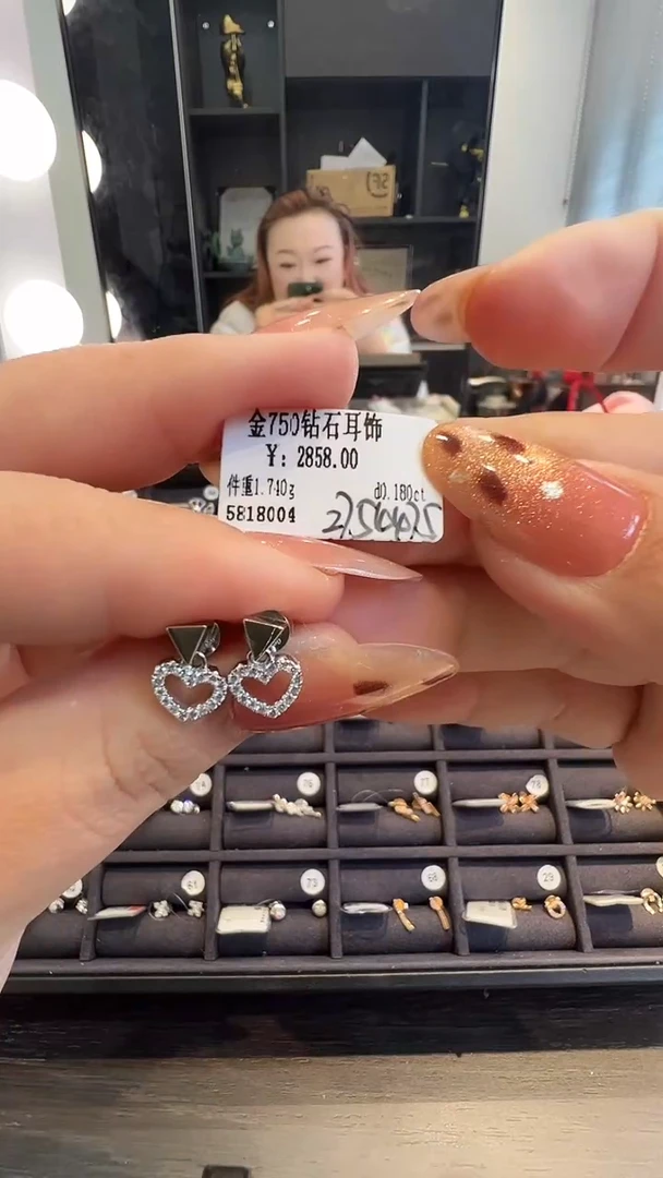 18K金镶嵌耳饰钻石天然真金真钻