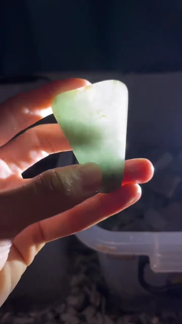 翡翠挂件未镶嵌翡翠