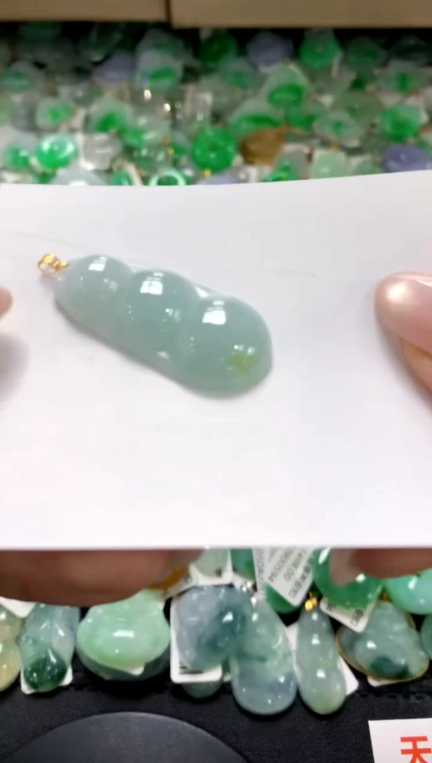翡翠18K金镶嵌颈饰1111111111111111