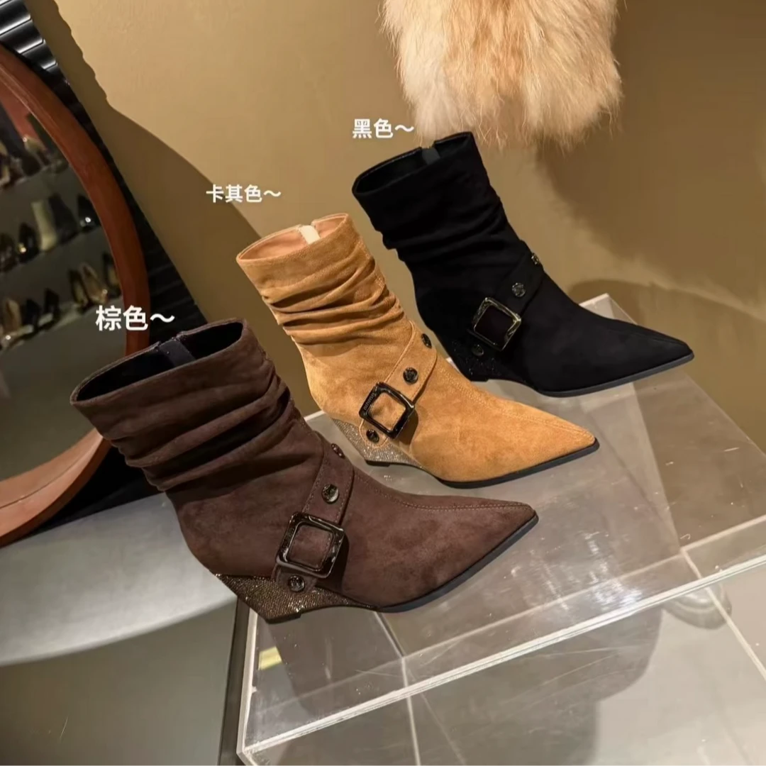 【7公分】2025秋冬新款女士气质绒面皮带扣时尚百搭尖头坡跟短靴