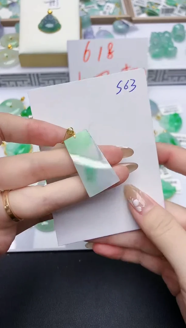 翡翠18K金镶嵌颈饰天然缅甸A货翡翠