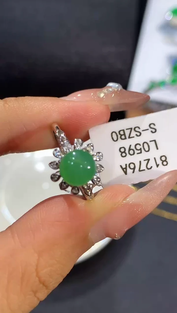 18K金镶嵌戒指翡翠L0598多样性发其一