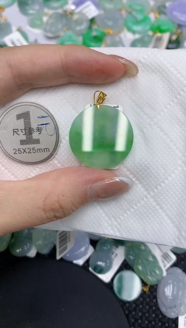 颈饰18K金镶嵌翡翠H**W111111