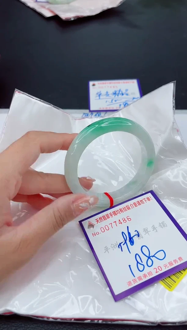 翡翠手镯未镶嵌1
