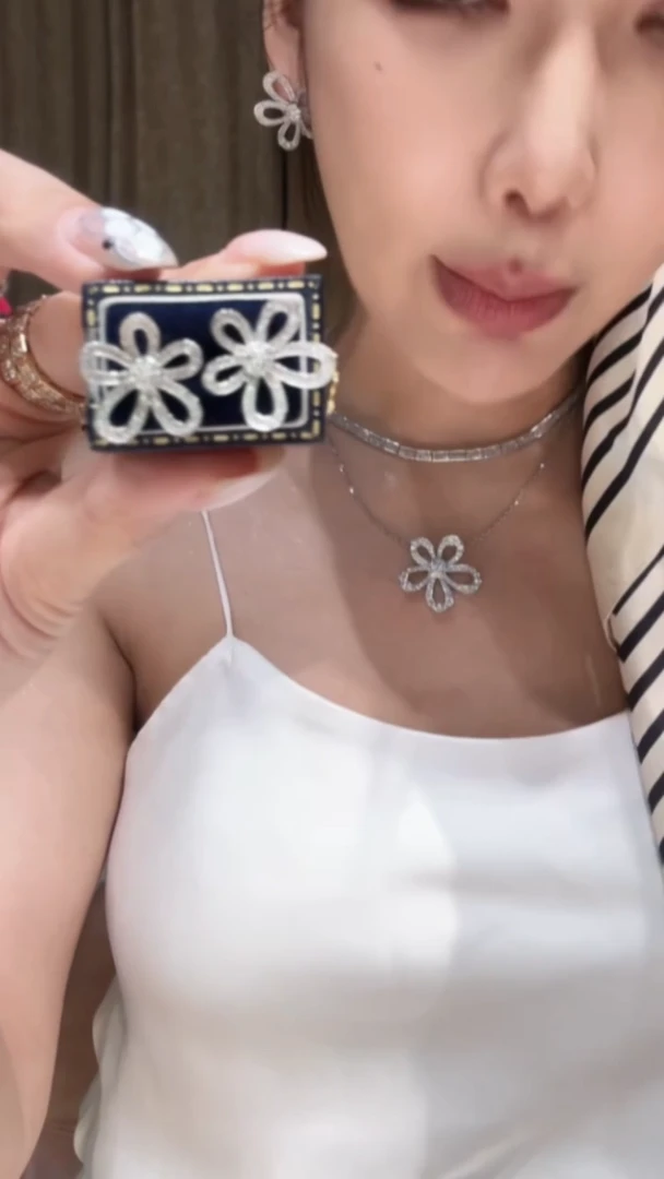 铂Pt950镶嵌耳饰钻石五花