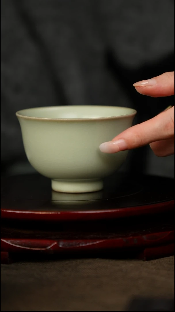 粉青 压手杯 带底款