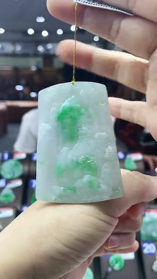 颈饰未镶嵌翡翠山水牌