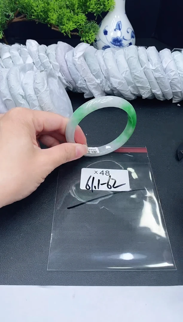 未镶嵌手镯翡翠48