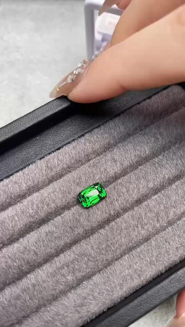 【闪购商品】石榴石（沙弗莱）裸石未镶嵌2.56ct卡扎尼绿吉尔德