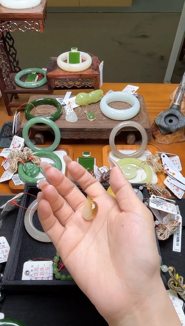 未镶嵌和田玉珠宝半成品我****吧新疆糖白 蛋面 有瑕疵